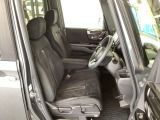 フロント広々、ベンチシートの運転席は、ハイトアジャスターが付いているので、快適にドライブができます。ハンドルはチルトステアリングで、ハンドル位置を上下に調節できます。