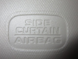 サイドカーテンエアバックシステムは、側面衝突時に大人から子供までさまざまな体格の乗員の頭部や頚部を広範囲で保護。特にセンターピラーへの頭部衝突を防ぐ展開性能を実現しています。