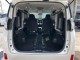 【荷室】サードシートを左右に跳ね上げれば、さらに広くご使用することが出来ます。