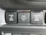 電動スライドドアのスイッチで車内からもスライドドアの開閉ができます。イージークローザー機能で半ドアになることも防止してくれます。