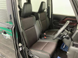 【フロントシート】ゆったり座れるベンチシートを採用しており、アームレストも装備していますので快適です。