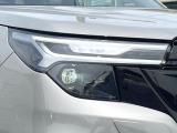 【LEDヘッドライト】悪天候や夜間走行時も良好な視界を確保し安心して運転できる高輝度LEDヘッドライトを装備!点灯速度が早く、消費電力も抑えられています。