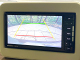 【バックカメラ】駐車時に後方がリアルタイム映像で確認できます。大型商業施設や立体駐車場での駐車時や、夜間のバック時に大活躍!運転スキルに関わらず、今や必須となった装備のひとつです!