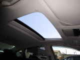 サンルーフ付きです。昼は気持ちよい風を取り入れたり、シェードを開けておくことにより車内が明るくなります。夜はシートを倒せば流れ星が流れたり星がたくさん見えるかも・・わくわくする装備ですね!