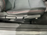 シートハイトアジャスターが付いているので運転姿勢を調整するのに便利ですね。身長に合ったシートポジションは安全運転や疲労軽減にもつながります。