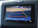 バックをするとき自動でリアの様子が映る『リアカメラ』付き!画面で確認しながらバックができますから安心ですね。でも、目視も大切ですよ!安全第一でお願いします!