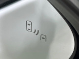 【ブラインドスポットモニター】走行中、ドアミラーの死角になりやすい箇所に後続車が接近するとサイドミラーのレンズに警告を表示!ドライバーに注意喚起をしてくれます。