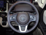 ハンドル左側にはオーディオ操作が出来るオーディオリモートコントロールスイッチ、右側にはHonda SENSINGとオートクルーズコントロールのスイッチを装備!