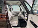 運転席の足元は広々としており、座席は大きく前後にスライド出来るので自分に合ったポジションで運転する事が出来ます。アクセルやブレーキにクセもなくとても運転のしやすい車両です。