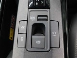 「HOLD」スイッチを押し、システムONの状態にしておくことで、渋滞や信号待ちなどでブレーキを踏んで停車した時にブレーキを保持。アクセルを踏むと解除されます。