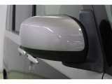 バイカラーがお洒落なサイドミラーです。電動格納ミラーなので、運転席からのボタン操作で格納できます。ミラーを閉じて入る立体駐車場などでは、有ると便利な機能です。