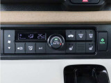 エアコンはフルオートエアコンを装備しています。USBジャックと充電用USBチャージャーもあります。また、シートヒーターも装備され、寒い日でも快適です。