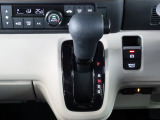 操作性の優れたインパネシフトです。また、電子パーキングシステムやブレーキホールド機能なども装備されています。