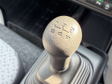 【マニュアル車】マニュアル車ならではのギア操作と加速感を楽しめます。自分の操作で車の挙動をコントロールする楽しさが、ドライブの醍醐味を高めます。