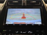 バックガイドモニター付きです。車の後方に小型カメラが付いており、バックする際の後方の様子をモニター上に表示します。