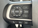 【ステアリングスイッチ】ステアリング上のスイッチで音量調整や通話操作が可能。運転中も手を離さずに操作でき、安全性と快適性を両立します。