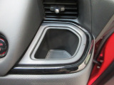 運転席側の手の届きやすい位置にドリンクホルダーが付いています。