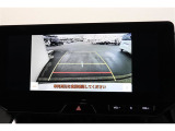 後方の死角を軽減し、狭い場所での切替しや駐車もしやすくなるバックモニターを装備しています。