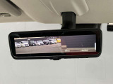 後方ピラーや荷物、後席の同乗者やガラスのくもりなど、視界が妨げられた場合でも、後方カメラからの映像で安全を確認することができます。