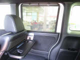 リア席は同乗者の足元空間をしっかりキープ♪十分な高さで広々空間☆シートバックテーブル&ロールサンシェイドも装備♪♪♪お子様のおやつ&お昼寝タイムに貢献してくれる嬉しい装備が充実♪