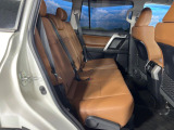 後部座席も気になるようなキズ・汚れやへたり等、大きなダメージはなく、良好な状態です。