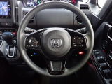 ハンドル左側にはオーディオ操作が出来るオーディオリモートコントロールスイッチ、右側にはHonda SENSINGとオートクルーズコントロールのスイッチを装備!