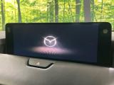 【12.3インチマツダコネクト】車内の雰囲気にマッチした大型ディスプレイ。スマホ接続でのナビ使用やBluetooth再生等、様々な機能が楽しめます。直感的なダイヤル操作が可能で、使い勝手も良好です。
