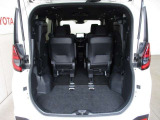 3列目シートは跳ね上げ式で折りたたみ可能です。キャンプ用品など大きな荷物もばっちり収納可能です!