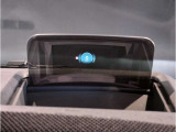 【ヘッドアップディスプレイ】現在の車速表示や目的地へのルート案内やメディア関連のリストを表示する事が可能です。視線移動を減らす事によりドライブに集中して頂けます。
