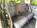 後部座席も気になるようなキズ・汚れやへたり等、大きなダメージはなく、良好な状態です。