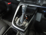 扱いやすい位置に配置されたフロアオートマチックです。CVT採用で、滑らかでスムーズな走りが楽しめます。