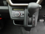 オートエアコン付きです。温度設定をすればお任せで快適な室温にしてくれます。ディスプレイもプッシュボタンも大きめになっているので操作性にも優れています。