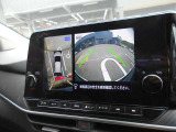 アラウンドビューモニター付き。空から見下ろしているかのようにクルマの周りの安全をディスプレイに映し出してくれます。周囲の状況がひと目で把できるため見通しの悪い場所での駐車もスムーズですよ。