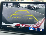 【バックモニター】後方の障害物や歩行者を確認できるバックモニター。狭い駐車場や混雑した場所でも安心して車を操作できます。