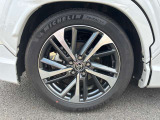 【純正ホイール】純正設計ならではの美しいデザインと精密な仕上げで、車両全体のスタイリングを引き立てます。