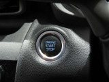 エンジンの始動はブレーキを踏みながらスイッチを押すだけで簡単に行えます。