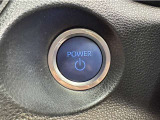 システムスタートボタンです。キーが車内にあれば、HVシステムの始動・停止はブレーキを踏んでスイッチを押すだけ!キーを取り出す手間を省き、ワンプッシュで簡単でスムーズです。