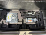 トランクルームのフタを開けると付属の車載工具がございます(^^) 必要に応じて買い足していただくことも可能です!
