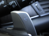 マニュアル車のような感覚で、ワインディングロードでも車を操れるパドルシフト付きです。長い下り坂でのエンジンブレーキや、高速道路の合流の際の加速も思いのままです。