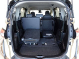 サードシートは畳んでセカンドシート下へダイブイン、荷室が広がります。