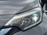 【LEDヘッドライト】悪天候や夜間走行時も良好な視界を確保し安心して運転できる高輝度LEDヘッドライトを装備!点灯速度が早く、消費電力も抑えられています。