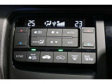 オートエアコンは左右席で独立温度コントロールが可能です。運転席はキンキンに冷やして助手席はマイルドにと言った設定が可能です☆暑さ寒さでケンカすることもなくなりますね♪
