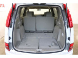 3列目シートは後方床下へ格納可能。大きな荷物もしっかり積むことができます☆