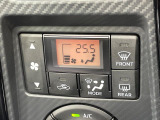 【オートエアコン】一度お好みの温度に設定すれば、車内の温度を検知し風量や温度を自動で調整。暑い&hellip;寒い&hellip;と何度もスイッチ操作をする必要はありません。快適な車内空間には必須の機能ですね♪