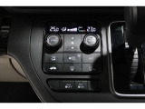 オートエアコンは左右席で独立温度コントロールが可能です。運転席はキンキンに冷やして助手席はマイルドにと言った設定が可能です☆暑さ寒さでケンカすることもなくなりますね♪
