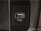 【USBポート】USBポートも装備されています♪スマートフォンのオーディオに連携も可能です。今や欠かせない装備の一つです!