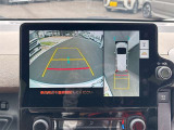 【全方位カメラ】自車を真上から見下ろす視点をモニターに映す機能。駐車や離合時の死角を無くして安全を支えます。トヨタ名のパノラミックビュー等、現代の商談では外せない必須の安全装備です。