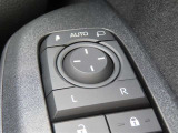 こちらのヤリスはオートミラー付き!うっかり閉じ忘れの無いように、鍵を閉めるとミラーも閉じ、エンジン掛ければミラーが開きます!あると便利なんです♪