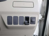運転席には便利なとことにカップホルダーがついてます。