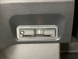 ハンドルの左下にETCがついています。高速道路の料金所の通過も楽々です。 カードの取り出しもしやすい場所についています。